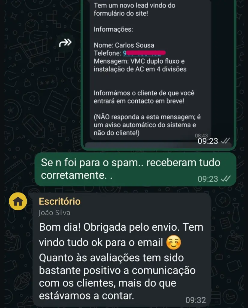 Conversa de WhatsApp: o aviso automático de um novo pedido de orçamento vindo do formulário do site, e o cliente a confirmar que as avaliações têm corrido bem.